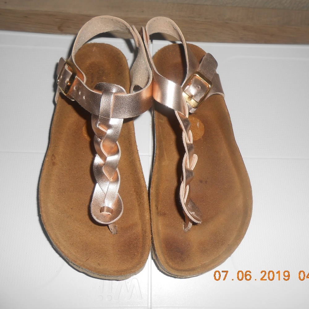 GOLD SANDALS